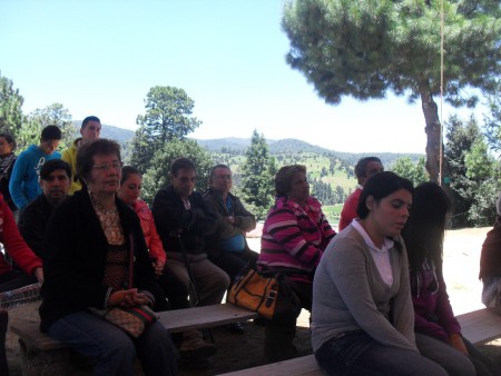 A PUNTO DE INICIAR LA MISA EN RIO FRIO
